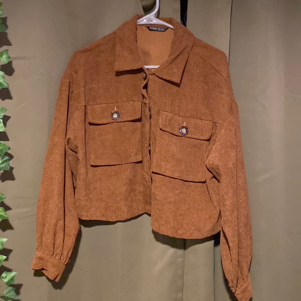 Button up corduroy jacket with collar and front pockets